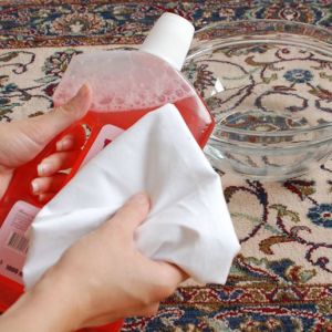  روش‌ های پاک کردن لکه انواع سس از روی فرش و قالی