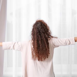 ۳ روش‌ متداول برای تمیز کردن پرده