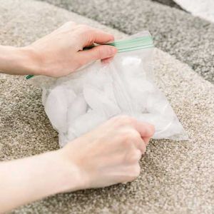  نحوه پاک کردن و تمیز کردن آدامس از روی مبل و فرش